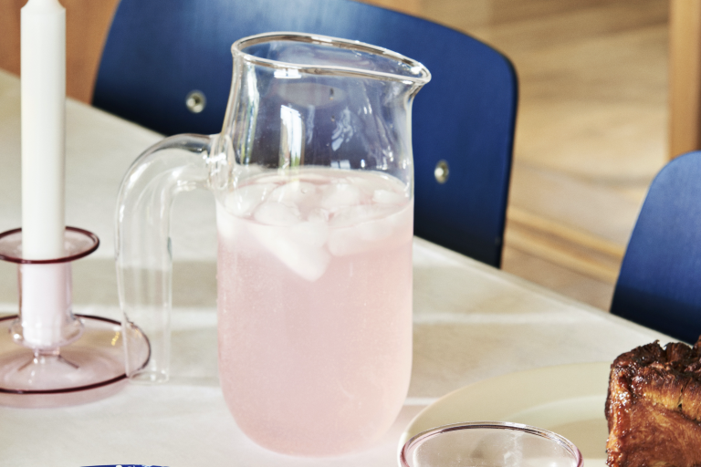 Hay Jug trasparente rosa