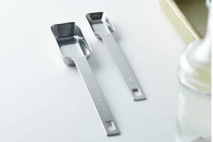 Square measuring spoons