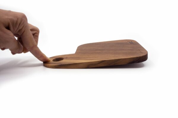 Tagliere Vud Serie B 13x13 noce dettaglio mano Trieste