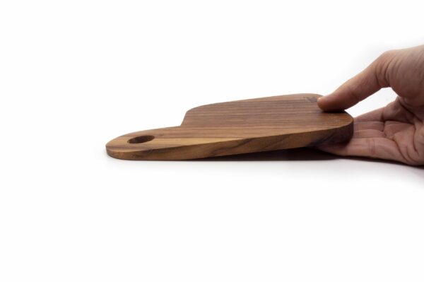 Tagliere Vud Serie B 13x13 noce dettaglio mano